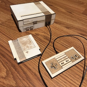 Consola de juegos clásica con archivo cortado con láser