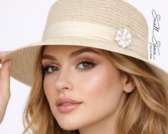 Personalisierte Vintage Style Beige Strohhut mit Creme Satin Plissee Band mit Weiß und Gold Emaille Blume Knopf |  Hochzeiten und Derby Hut