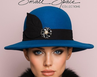 Custom Made Teal Blau und Schwarz Wollfilz Bowler-Hut mit breiter Krempe: Floral Derby mit Band und Doppelschleife | Glockenhut | Hochzeitshut | Zeitlos