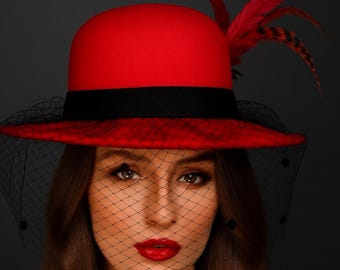 Roter und schwarzer Wollfilz mit breiter Krempe Bowler-Hut: Netzschleier & Floral Derby| Schwarzer Schleier-Hut | Personalisieren | Statement Bowler-Hut | Hochzeits-Hut