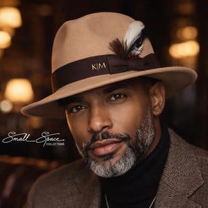 Sombrero Fedora de fieltro color camel con lazo elástico marrón y plumas / Unisex / Ideal para el Derby y fiestas / Elegancia sencilla / Personalizable con iniciales