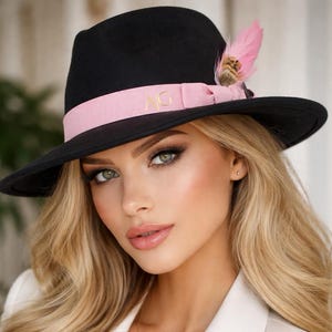 Sombrero fedora de fieltro negro con banda elástica rosa y botón dorado / Personalización con iniciales en lámina dorada / Tallas M-XL / Sombreros de lujo para hombre y mujer