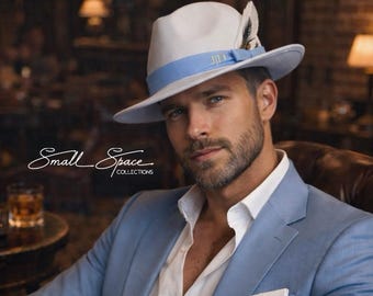 Weisser und Eisblauer Fedora Filzhut mit Feder | Personalisiert | Hutband aus Baumwolle | His & Hers Hut für Hochzeiten, Derbys und Partys