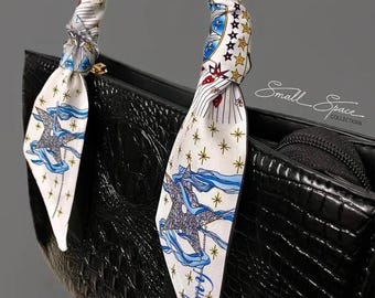 Gebloemde zijden skinny sjaal: goud, gebroken wit en blauw - patriottische stijl | Sjaal voor nek, haar en portemonnee | Cadeau-idee bruidsmeisjes