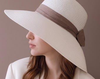 Personalisierte Weiß Breite Krempe Lampenschirm Strohhut Mit Taupe Leinen Bogen | Deby Hut | Hochzeit Kopfschmuck | Glockenförmiger Hut | Statement Stück