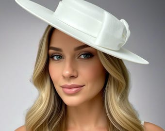 Weißer Hochzeits Fascinator Hut mit übergroßer Satinschleife | Innen personalisieren | Perfekt für The Derby, Kirche oder Gartenpartys | Statement Hut