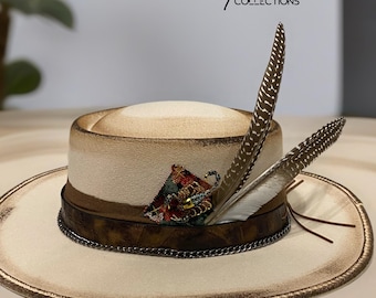 Aangepaste uniseks verbrand beige vilten fedora met brede rand en kunstleren band, gouden kristallen schorpioen, ketting, veren | L/XL |  Rodeohoed| Cadeau voor hem