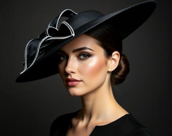 1 von 1 Schwarzer Fascinator-Hut mit breiter Krempe und Samt-Blütenblatt-Blumen-Akzent | Sinamay | Perfekt für Derbys, besondere Anlässe Hochzeiten & Beerdigungen