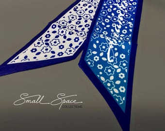 Gepersonaliseerde blauwe en witte skinny sjaal met bloemen | Dubbel ontwerp | Haarstrik |  Portemonnee sjaal | Zijde | Cadeau voor haar | Cadeau-idee bruidsmeisje