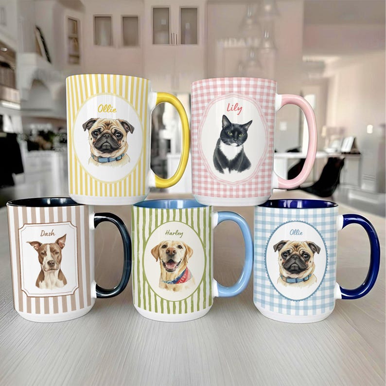 Może przedstawiać: Pięć ceramicznych kubk&oacute;w z indywidualnymi portretami zwierząt. Lewy g&oacute;rny: ż&oacute;łty kubek w paski z mopsem o imieniu Ollie. Prawy g&oacute;rny: r&oacute;żowy kubek w kratkę z kotem o imieniu Lily. Lewy dolny: brązowy kubek w paski z psem o imieniu Dash. Środkowy dolny: zielony kubek w paski z psem o imieniu Harley. Prawy dolny: niebieski kubek w kratkę z mopsem o imieniu Ollie.