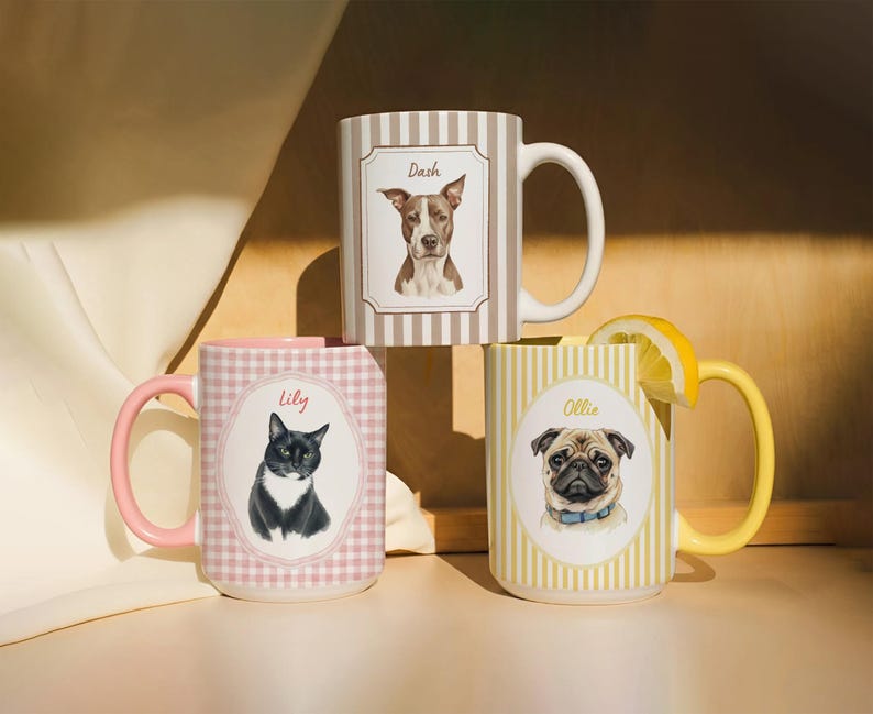Może przedstawiać: Trzy ceramiczne kubki z indywidualnymi portretami zwierząt. Jeden kubek ma r&oacute;żowy wz&oacute;r w kratkę z czarno-białym kotem o imieniu Lily. Inny ma beżowe paski z psem o imieniu Dash. Trzeci ma ż&oacute;łte paski z mopsikiem o imieniu Ollie.
