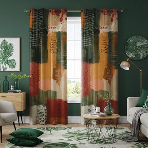 Può includere: Tende per finestre con motivi astratti nei toni dell'arancione, del rosso, del verde e del beige. Il design presenta blocchi in stile pennellata con accenti a pois e a griglia. Le tende sono appese davanti a una finestra.