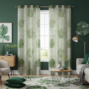 Puede incluir: Cortinas estampadas en verde y blanco en una habitación con una pared verde. Las cortinas tienen un diseño abstracto repetitivo. La habitación también cuenta con una impresión botánica enmarcada, un reloj redondo y una alfombra estampada.