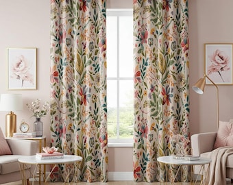 Panel de cortina con diseño botánico vibrante, estampado de flores silvestres y follaje multicolor en beige suave, tratamiento natural y vibrante para ventanas del hogar.