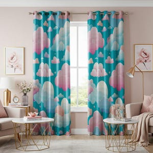Può includere: Tende per finestre color turchese con un motivo a nuvole stravagante nei toni del rosa, bianco e blu. Le tende presentano un motivo ripetuto di nuvole soffici e piccole stelle, creando un'estetica sognante. Occhielli per appenderle facilmente.