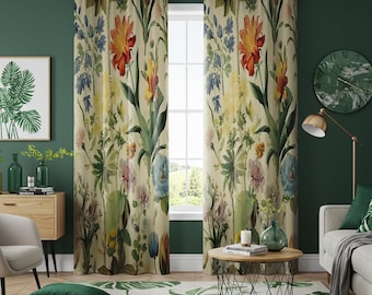 Puede incluir: Un par de cortinas de color crema con un estampado floral con flores rojas, amarillas y azules. Las cortinas están colgadas en una pared verde y tienen un diseño de anillas en la parte superior.