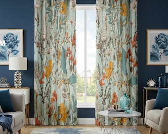 Puede incluir: Un par de cortinas de color verde azulado con estampado floral con detalles en naranja, amarillo y blanco cuelgan en una sala de estar con una pared azul. Las cortinas tienen ojales en la parte superior y están colgadas de una barra de cortina plateada.