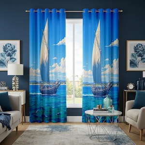 Peut inclure: Rideaux de fenêtre bleus avec un thème nautique. Les rideaux présentent une peinture d'un voilier sur l'océan sous un ciel bleu avec des nuages blancs. Les rideaux ont des œillets argentés pour la suspension.