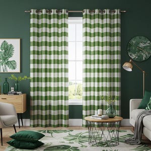 Puede incluir: Cortinas de patrón vichy verde y blanco con ojales en la parte superior que cuelgan en una sala de estar con una pared verde, una ventana, una mesa de café y un sofá.