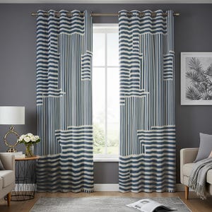 Puede incluir: Un par de cortinas rayadas azules y blancas con un patrón geométrico abstracto. Las cortinas están colgadas en una barra de cortina plateada con ojales plateados.