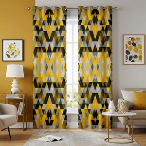 Peut inclure: Une paire de rideaux à motifs géométriques jaunes et noirs avec un motif en losanges noir et blanc. Les rideaux sont accrochés à une fenêtre avec un cadre blanc.