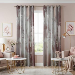Puede incluir: Un par de cortinas con estampado abstracto en tonos grises, blancos y malvas cuelgan frente a una ventana. Las cortinas tienen un efecto texturizado y pictórico. La habitación está decorada con muebles y obras de arte a juego.