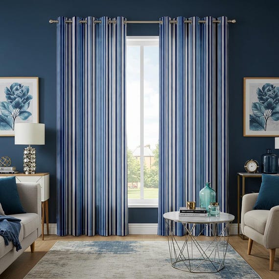 ブルーのストライプカーテン、ネイビーの縦型窓パネル、リビングルーム