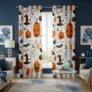 Op de afbeelding: Witte gordijnen met Halloween-thema met een herhaald patroon van oranje pompoenen, heksenhoeden, vleermuizen en zwarte stippen. De gordijnen hangen voor een raam en geven de kamer een feestelijke uitstraling.