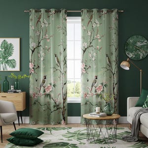 Può includere: Tende verde salvia con un design floreale e di uccelli. Le tende presentano una stampa dettagliata di uccelli su rami fioriti. Il design include fiori rosa e bianchi e rami marrone scuro. Le tende sono appese a un'asta di metallo.