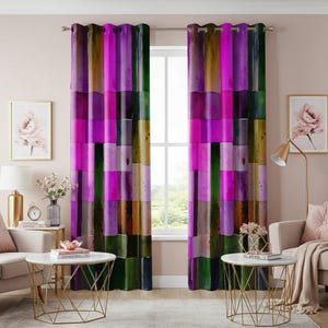 Puede incluir: Cortinas estampadas abstractas con un diseño de patchwork. Las cortinas presentan bloques rectangulares en tonos de morado, verde, marrón y dorado. Cuelgan de una barra plateada, añadiendo un toque de color a cualquier habitación. Un artículo de decoración elegante.