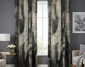 Pode incluir: Um par de cortinas blackout com padrão preto e branco com ilhós prateados. As cortinas estão penduradas em uma janela com moldura branca e uma parede cinza atrás.