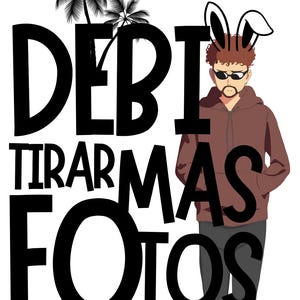 Puede incluir: Texto gráfico en blanco y negro que dice "DEBI TIRAR MAS FOTOS" con una ilustración de dibujos animados de una persona con una sudadera marrón, pantalones negros, gafas de sol y orejas de conejo.