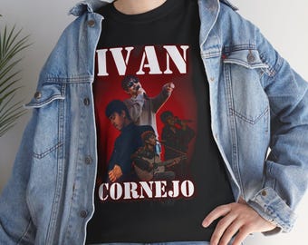 Ivan Cornejo ユニセックス ヘビーコットンTシャツ | 音楽ファンのためのクールなグラフィックシャツ、カジュアルウェア、コンサート愛好家へのギフト、ストリートウェアスタイル
