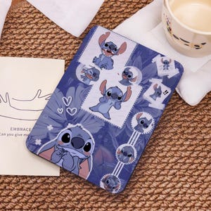 X-626 Stitch - Étui bleu pour Kindle PaperWhite 11/12/10,Kindle 2024/Colorsoft,Kindle 10th 11th 12th Gen,Kindle 7"/6,8"/6",Cadeau personnalisé