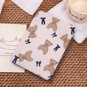 Teddy Bear Bows Case For Kindle PaperWhite 12/11/10th,Kindle 2024/Colorsoft,Kindle 10th 11th 12th,Kindle 7&quot;/6.8&quot;/6&quot;,Custom Cover With Strap