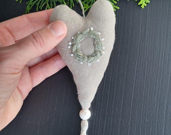 手作りリネンのハートオーナメント - 刺繍リース、素朴なクリスマスデコレーション
