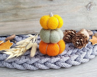 Felt pumpkins. Thanksgiving decor, Farmhouse decor, Halloween decor, Country living, fall home decor, fall wreath decor, felt pumpkin decor