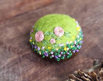 Tiny Felt Needle Holder • Mini Wool Pincushion with flowers • Hand‑Felted Nature Scene • Woodland Sewing Gift • Cottagecore decor