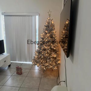 9ft Pre-Lit Snow Flocked Christmas Tree, Artificial Xmas Tree with 650 Warm White Lights, 1930 Branch Tips, Easy Setup, Foldable Metal Base