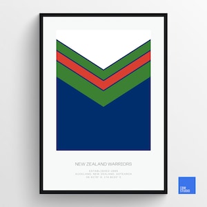Puede incluir: Un diseño de póster minimalista con un patrón geométrico azul, verde y rojo. El póster incluye el texto "NEW ZEALAND WARRIORS", "ESTABLISHED 1995", "AUCKLAND, NEW ZEALAND, ACTEAROA", y "36.9179° S, 174.8135° E".