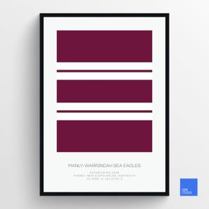 Könnte beinhalten: Ein gerahmter Druck eines minimalistischen Designs mit drei horizontalen Streifen in Rotbraun und Weiß. Der Text unter dem Design lautet "Manly-Warringah Sea Eagles Gegründet 1946 Sydney, New South Wales, Australien 33.7600° S, 151.2733° E". In der unteren rechten Ecke des Bildes befindet sich ein blaues Quadrat mit dem Text "CBW STUDIO".