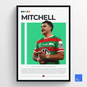 Puede incluir: Un póster con un retrato de Latrell Mitchell, un jugador de rugby de la liga para los South Sydney Rabbitohs. El póster tiene un fondo verde y blanco con el texto "MITCHELL" en letras grandes y negritas en la parte superior. El texto "LATRELL MITCHELL | SOUTH SYDNEY RABBITOHS #32" está en la parte inferior del póster.