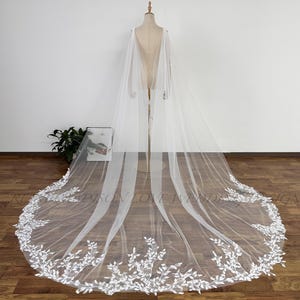 Floral besticktes Hochzeit Cape: Schleier Blätterranke
