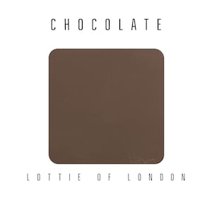 Pode incluir: Uma amostra quadrada de tecido na cor marrom chocolate intenso. O texto "CHOCOLATE" está acima da amostra e "LOTTIE OF LONDON" está abaixo.