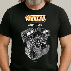 Puede incluir: Camiseta negra con un gráfico de motor de motocicleta y el texto "PANHEAD 1948-1965". La camiseta también tiene un logotipo de Grizzly Bear Design Company. La persona de la imagen lleva una gorra de camionero blanca y negra y gafas de sol.
