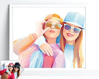 Op de afbeelding: Twee vriendinnen met zonnebrillen en hoeden poseren voor een foto. De ene draagt een gele en oranje hoed en een roze shirt. De andere draagt een blauwe hoed en een blauw shirt.