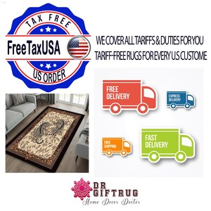 Peut inclure: Un tapis rectangulaire pr&eacute;sentant un centre de couleur cr&egrave;me avec un motif r&eacute;p&eacute;titif de deux tigres entour&eacute;s de feuillage, entour&eacute; d'une bordure marron fonc&eacute; avec des motifs d&eacute;coratifs complexes. Le tapis est pos&eacute; sur un sol en bois.