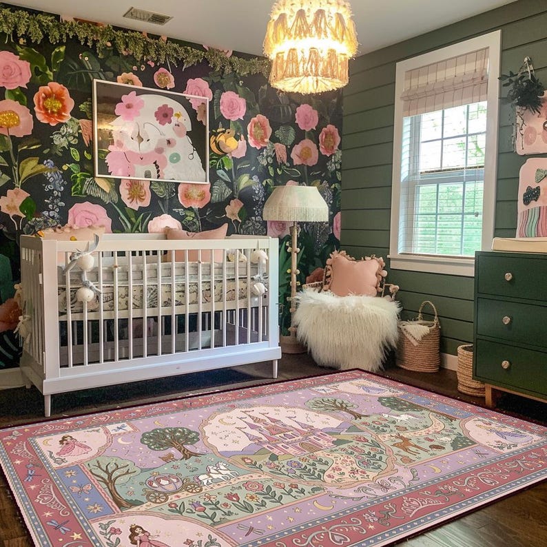 Peut inclure: Un tapis rectangulaire au fond violet clair orn&eacute; d'un ch&acirc;teau rose central, de carrosses tir&eacute;s par des chevaux, d'arbres et de motifs floraux. La bordure pr&eacute;sente des illustrations de princesses, d'&eacute;toiles, de lunes et de libellules aux tons pastel.