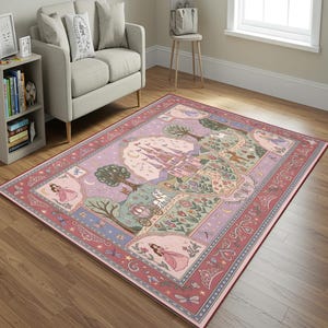 Peut inclure: Un tapis rectangulaire au fond violet clair orn&eacute; d'une illustration centrale repr&eacute;sentant un ch&acirc;teau rose, une cal&egrave;che, des arbres, des fleurs et des personnages en robe. La bordure est rose fonc&eacute; avec des motifs floraux et de couronnes.