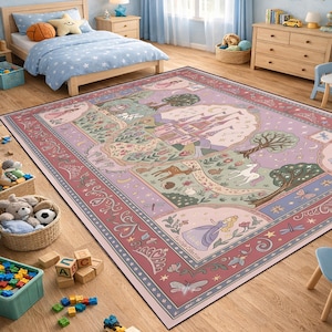Peut inclure: Un tapis rectangulaire orn&eacute; d'une sc&egrave;ne de conte de f&eacute;es avec un ch&acirc;teau central, une licorne, un cerf et divers motifs floraux. Le design comprend des illustrations de princesses, de papillons et d'&eacute;toiles dans des tons de rose, violet et vert.